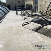 Travertin_40x60x1-2_Classic_Mix_1er_choix_terrasse_plage_de_piscine.jpg